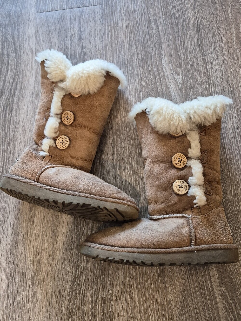 Ugg Thriple Bailey Button In Chestnut Kids Shoes Size 2